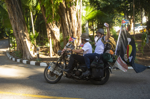 Un par de hombres conducen su motocicleta durante el Rally de Autos Antiguos de La Habana, en La Habana, Cuba, el domingo 3 de diciembre de 2023.