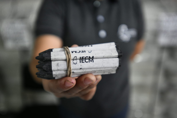 Un empleado del IECM muestra los crayones que serán usados para cruzar las boletas el 2 de junio