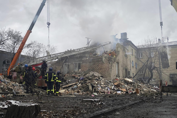 Rescatistas sofocan el fuego de un edificio dañado por un ataque ruso, en Novogrodivka, Ucrania, el pasado 30 de noviembre.