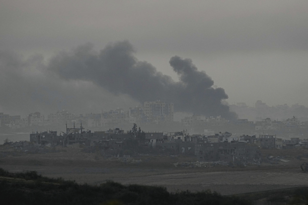Columnas de humo son visibles desde regiones de Israel, ayer.