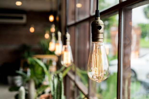 Cambiar los focos tradicionales por lámparas led reducirá el consumo de energía en el hogar.