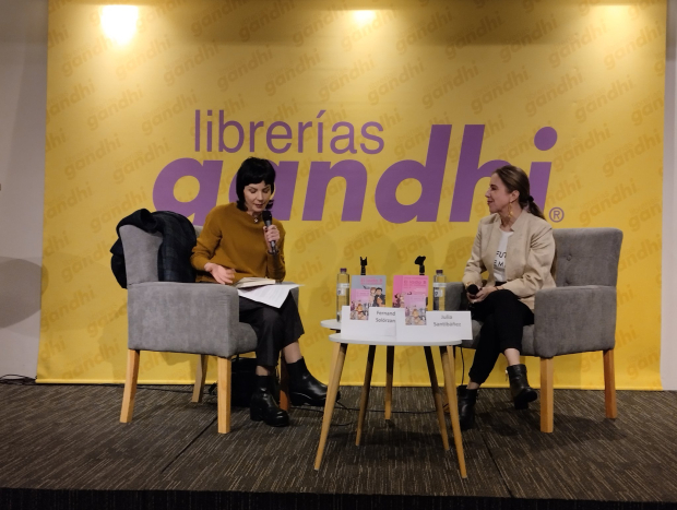 Después de haber participado en la firma de su libro en la FIl de Guadalajara hace unos días, Julia Santibáñez presentó El lado B de la cultura vol. 2 en la Librería Mauricio Achar, con Fernanda Solórzano.
