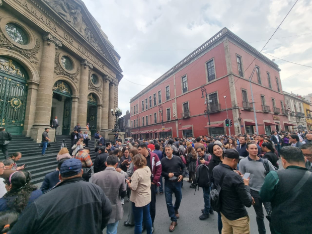 La esquina de Allende y Donceles, en el Centro Histórico, quedó saturada por la gente que salió de oficinas y restaurantes al escuchar la alerta, ayer.