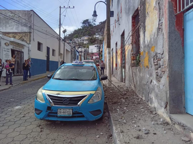 En el municipio de Atlixco, Puebla, se desprendió parte del recubrimiento de una barda en la zona centro de la cabecera.