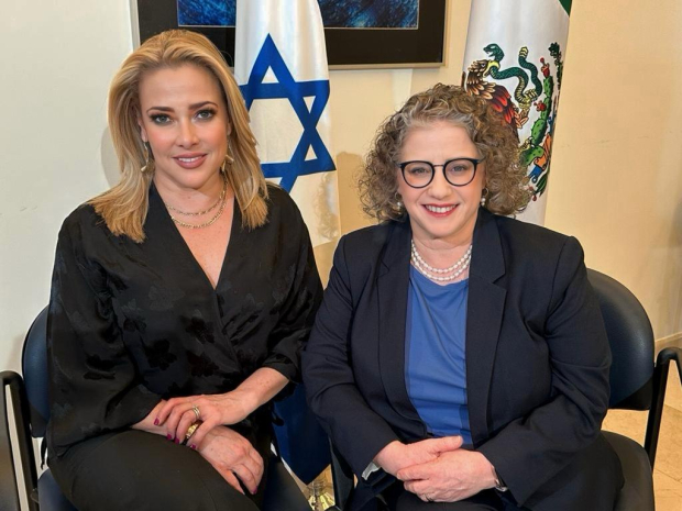 La periodista Bibiana Belsasso (izq.) con la embajadora israelí, Einat Kranz, ayer.