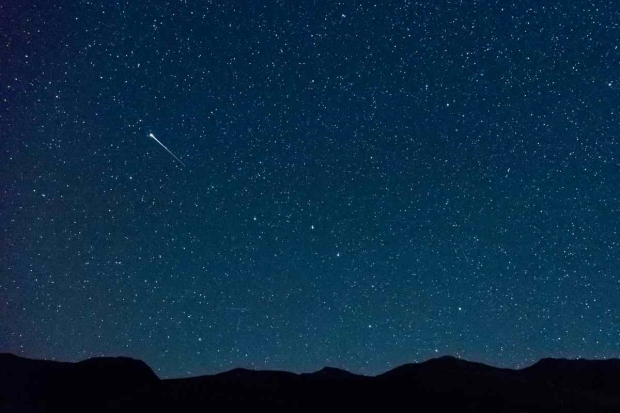 Una lluvia de estrellas es un evento en el que se observa la irradiación de varios meteoros desde un punto en el cielo nocturno.