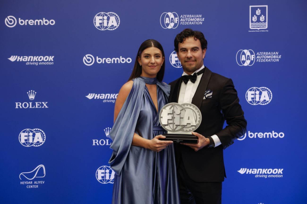 Checo Pérez y su esposa Carola Martínez en la premiación de la Gala FIA 2023.