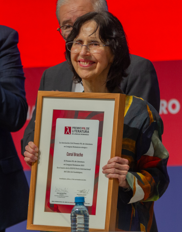 La poeta mexicana Coral Bracho, al recibir  el Premio FIL de Literatura en Lenguas Romances 2023.