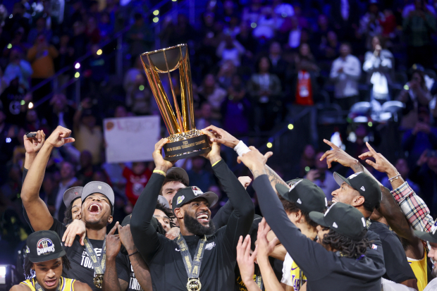 LeBron James levanta el trofeo que acredita a Los Angeles Lakers como los primeros monarcas de la Copa NBA.