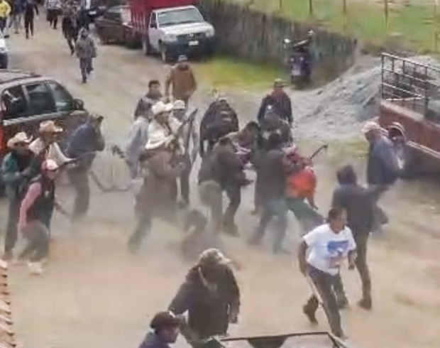 Pobladores se enfrentaron con integrantes de la Familia Michoacana contra el cobro de derecho de piso, en Texcaltitlán, el viernes pasado.