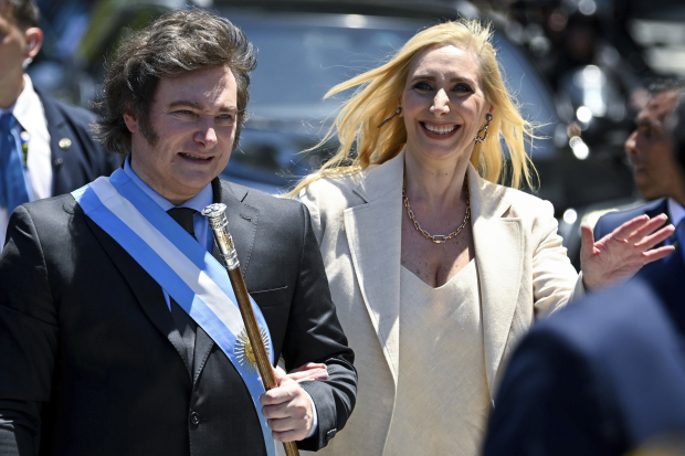 El líder argentino, Javier Milei, camina hacia la Casa Rosada junto a su hermana, Karina, ayer.