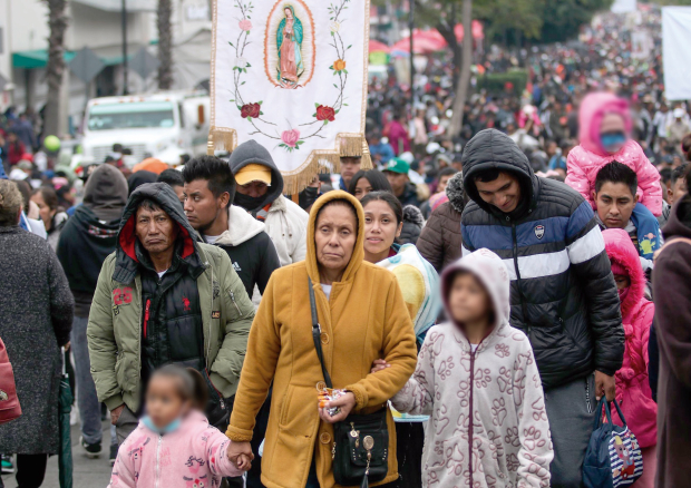 Una multitud avanza con destino al templo mariano para celebrar a la Virgen de Guadalupe, ayer.