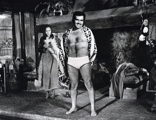 Vicente Fernández durante el rodaje de una película en la que salió en ropa interior
