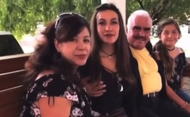 Vicente Fernández y su foto más polémica con una fan