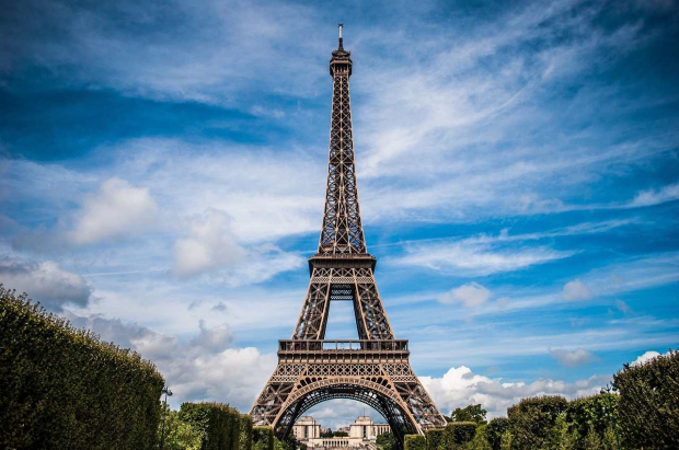 En París se ubican estructuras como el Mercado de la Madeleine, las Grandes Halles y la Torre Eiffel.