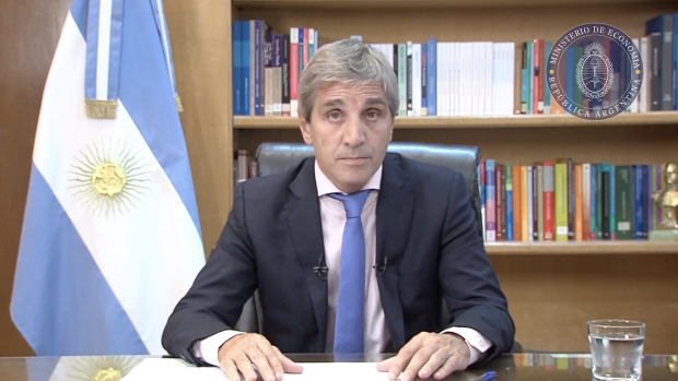 Luis Caputo, titular de Economía, lee en video el plan de austeridad.