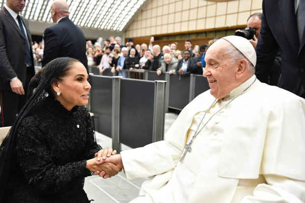 Mara Lezama y el Papa Francisco en el Vaticano.