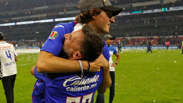 Chaco Giménez y su hijo Santiago tras el título de Cruz Azul en 2021