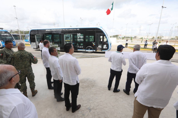 Después de realizar un viaje de la Estación de Campeche a la de Teya del Tren Maya, Vila Dosal y López Obrador, dieron el banderazo de las 11 novedosas unidades que se encuentran en el estado,