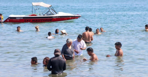 Turistas disfrutan del mar en Acapulco, que se recupera de Otis