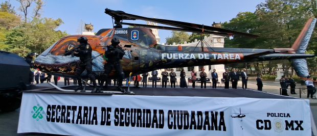 Un helicóptero del agrupamiento Fuerza de Tarea fue exhibido a bordo de un remolque.