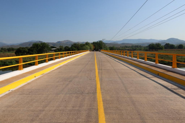 Entregan el puente vehicular "El Barco" que une a los municipios de Cutzamala con Tlalchapa rehabilitación del Campo Deportivo "Yácata" en Coyuca de Catalán.