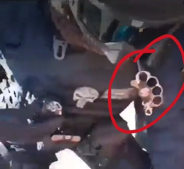 Captan a policías utilizando boxers en desalojo de vendedor de carbón.