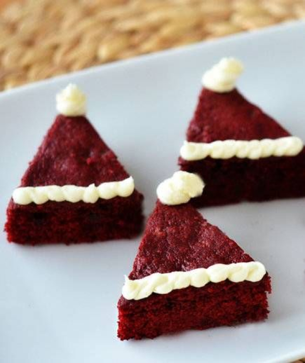 Puedes hacer los brownies de red velvet para hacer un sombrero de santa o decorarlo con betún rojo.