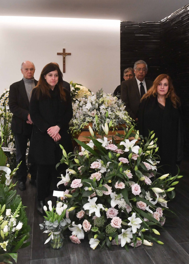 Cecilia y Laura Pacheco, hijas de Cristina Pacheco; Héctor de Mauleón y Enrique Krauze, en el funeral de la periodista