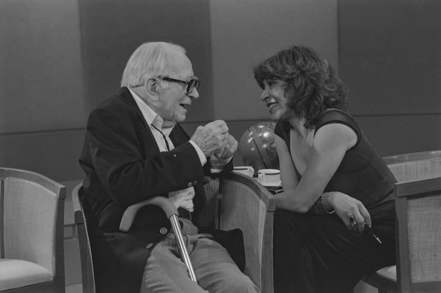 La cronista charlando con Walter Reuter, en 1999.