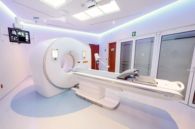 Equipo del Hospital ABC que minimiza la exposición a radiación durante el estudio.