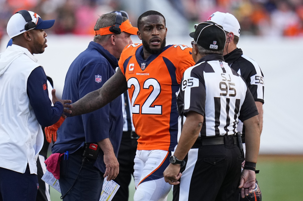 Kareem Jackson, safety de los Broncos, reacciona tras ser expulsado del partido ante los Packers en la NFL