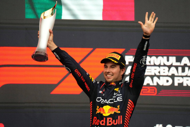 Checo Pérez festeja una de sus victorias en la temporada 2023 de F1.