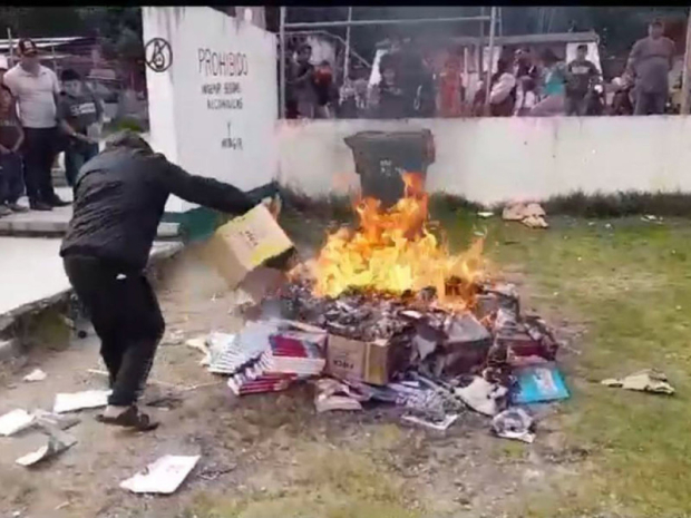 Indígenas tzotziles de San Antonio del Monte quemaron materiales educativos el pasado 20 de agosto.