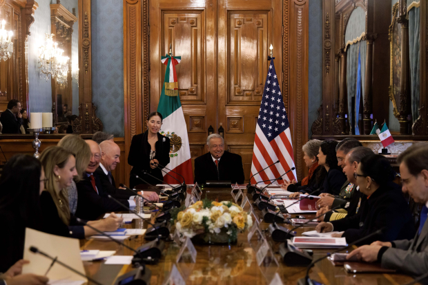 El Presidente Andrés Manuel López Obrador (centro), en la reunión con funcionarios de alto nivel, ayer.