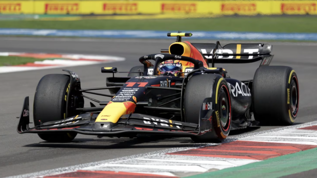 Checo Pérez conduce su Red Bull en una de las prácticas del Gran Premio de México de F1 2023.