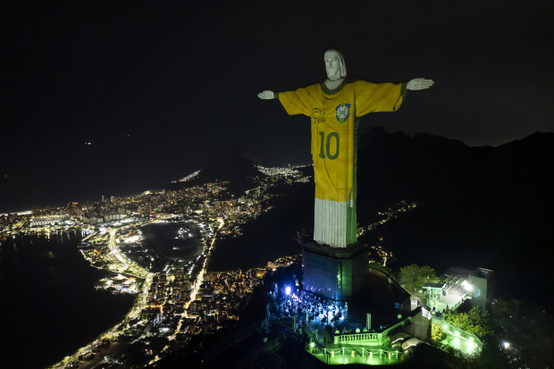 La estatua del Cristo Redentor, iluminada con una imagen de la camiseta brasileña de Pelé, como tributo al exgoleador en su primer aniversario luctuoso, en Río de Janeiro.