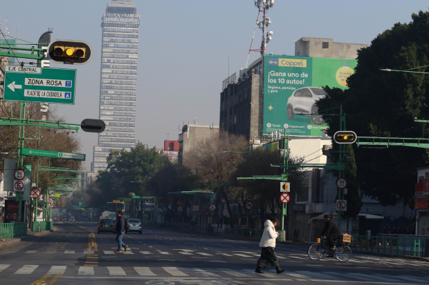 Las calles de la ciudad lucieron ayer con poca gente, pero llenas de contaminación.