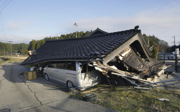El techo de una vivienda quedó sobre un auto en la prefectura de Ishikawa, ayer.