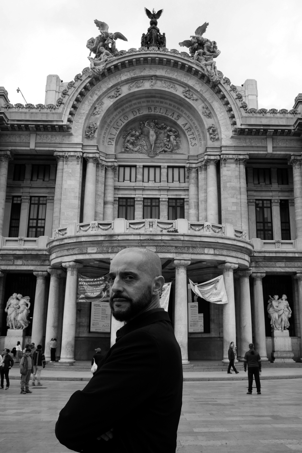 El también dramaturgo, durante la sesión de fotos en el interior y exterior del Palacio de Bellas Artes.