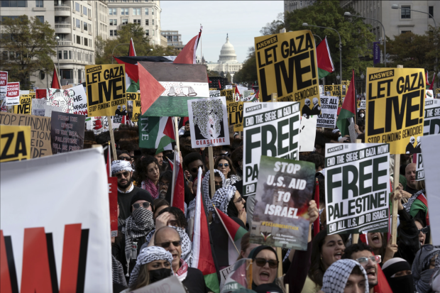 Con el capitolio de fondo, miles de manifestantes pro-Palestina protestan para exigir un alto a la guerra en Gaza, en Washington, el pasado 4 de noviembre.