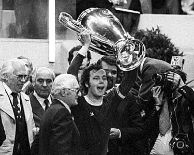 Franz Beckenbauer levanta la Copa de Europa con el Bayern Munich