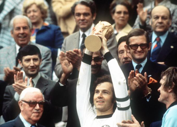 Franz Beckenbauer levanta la Copa del Mundo como capitán de Alemania.