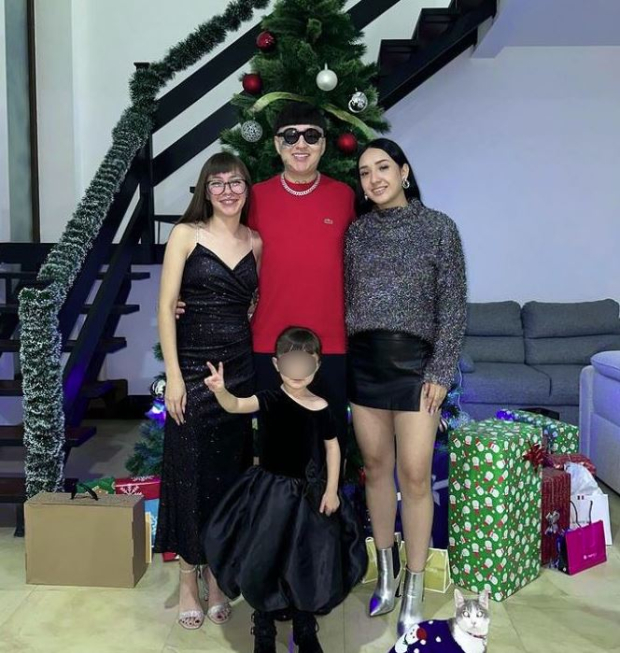 Dani Flow con su esposa, su novia y su hija en Navidad