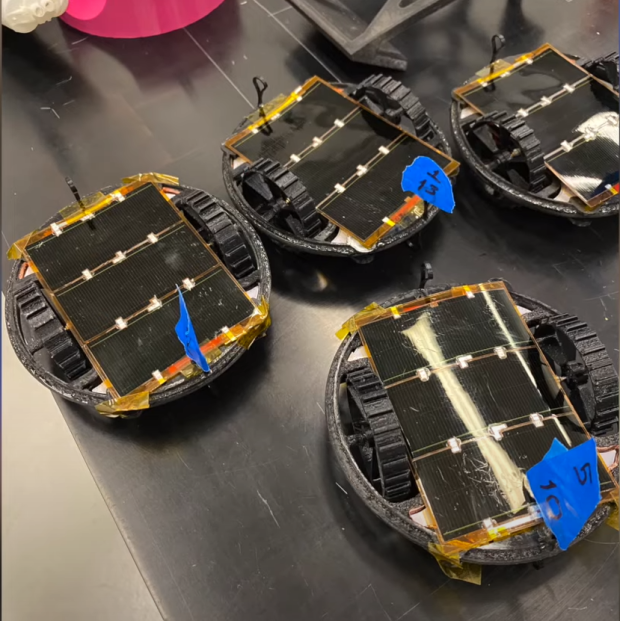 Algunos de los microrrobots desarrollados que aterrizarán en la Luna.