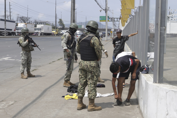Militares piden a sospechosos quitarse ropa y zapatos en calles de Guayaquil, durante el régimen de excepción, ayer.