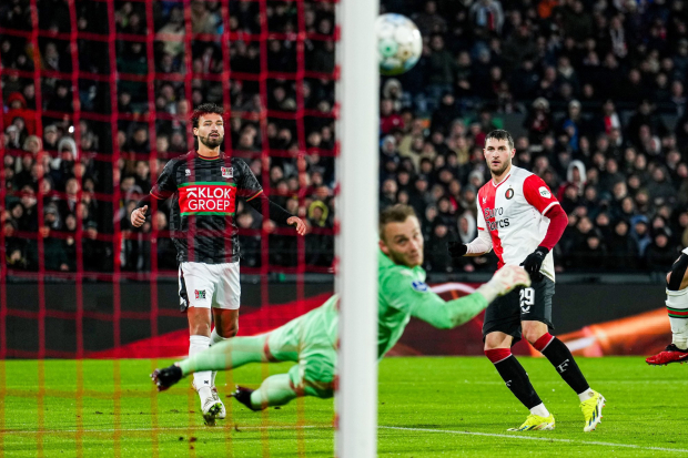 El delantero mexicano Santiago Giménez anotó su primer gol del año en el duelo Feyenoord vs NEC
