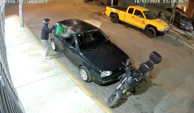 Hombre rocía con gasolina una camioneta para prenderle fuego.