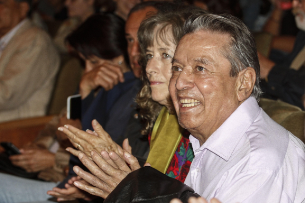 El autor (aquí, con su esposa, Margarita) recibió un homenaje en  Bellas Artes en 2016, con la mesa "José Agustín: 50 años De perfil".