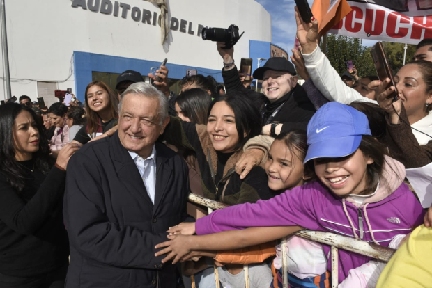 Asegura López Obrador que la pensión a adultos mayores está protegida por la Constitución.